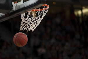 NBA总决赛激烈对抗 - 篮球运动员在空中扣篮的瞬间